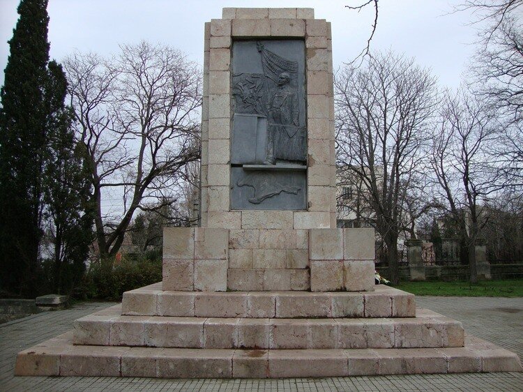 ... И памятник севастопольским жертвам белогвардейского террора 