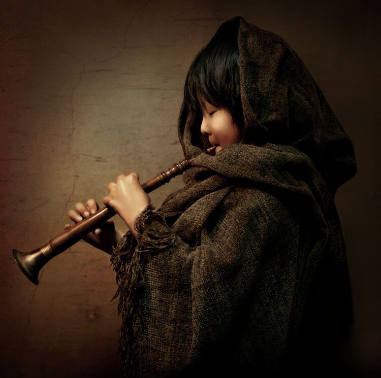 Армянка играет на кожаной флейте молодого парня