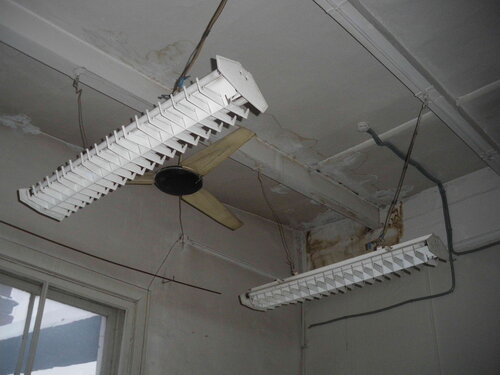 Фото 15. Советские люминесцентные светильники и вентилятор. Теперь это раритеты!