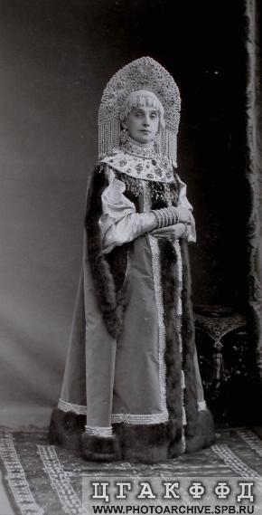 Баронесса Я.А.(Ядвига Иоганна Александра) Фредерикс в костюме боярыни XVII века.