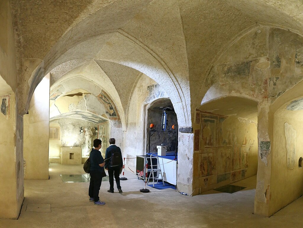Искья, Арагонский замок.Родовая крипта в соборе Успения (Cripta gentilizia della Cattedrale)