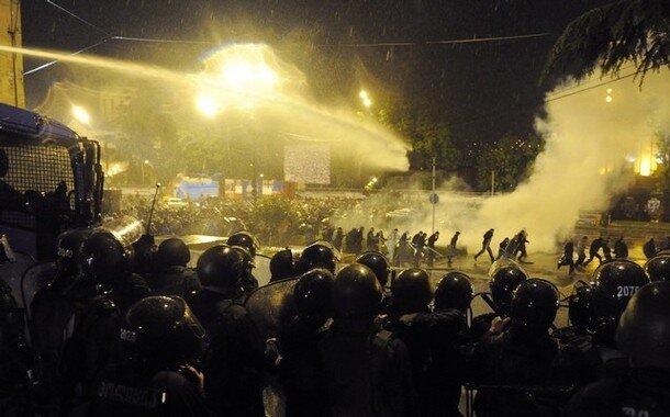 Тбилиси - 4 Police use water cannons and tear gas during clashes with protesters in Tbilisi