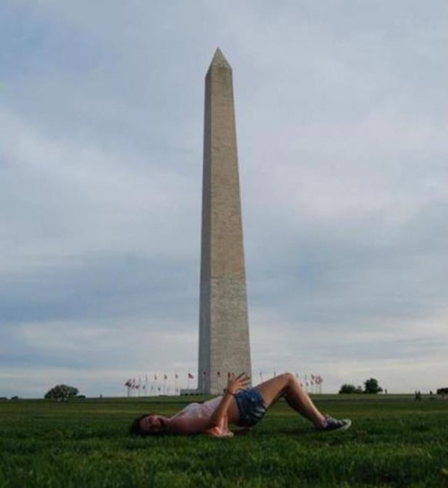 Зачем люди фотографируются с памятниками? Смешные фотографии