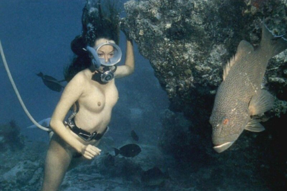 Голая аквалангистка светит киской под водой