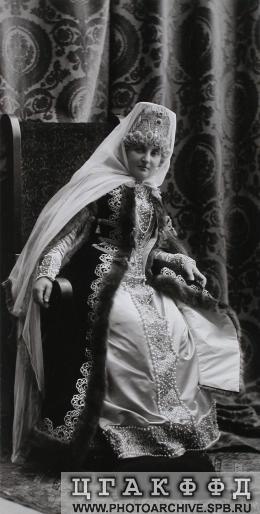 Кавалерственная дама ордена Св. Екатерины малого креста Н.И.Танеева в костюме боярыни XVII века.