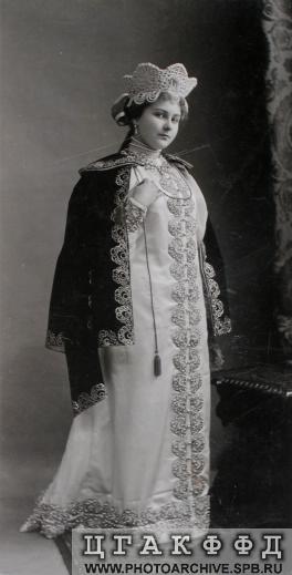 Александра Александровна Танеева в костюме для исполнения на бале 