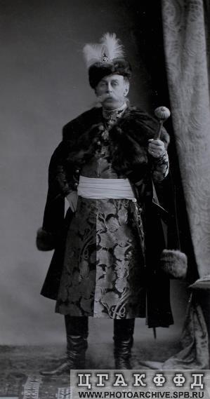 Министр Императорского Двора, генерал-адъютант барон В.Б.Фредерикс в костюме, выполненном по портрету гетмана Богдана Хмельницкого.