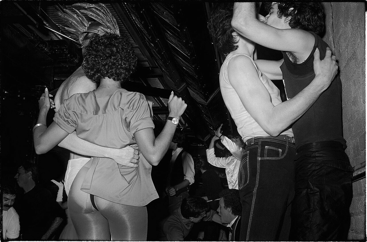 Групповой секс на танцполе ночного клуба