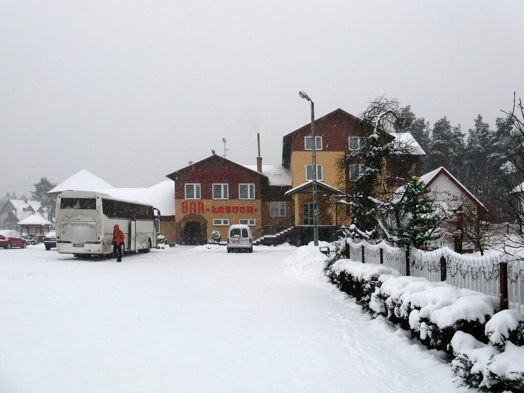 Motel Łasuch in the snow, Kuźnica Strobińska
