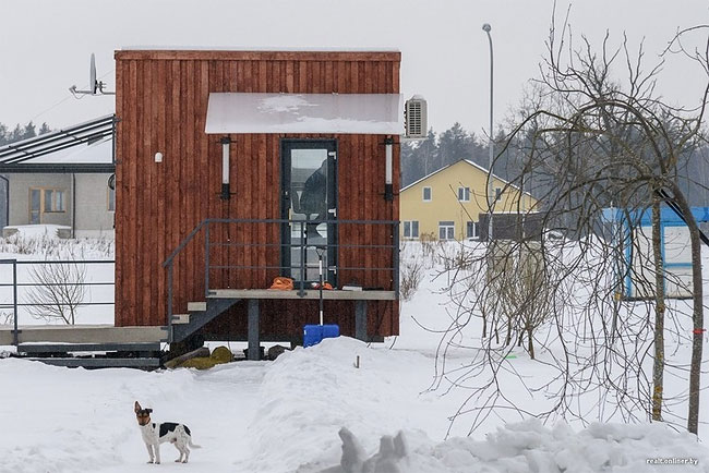 Трое белорусов и собака живут в домике площадью 16 квадратных метров (27 фото)