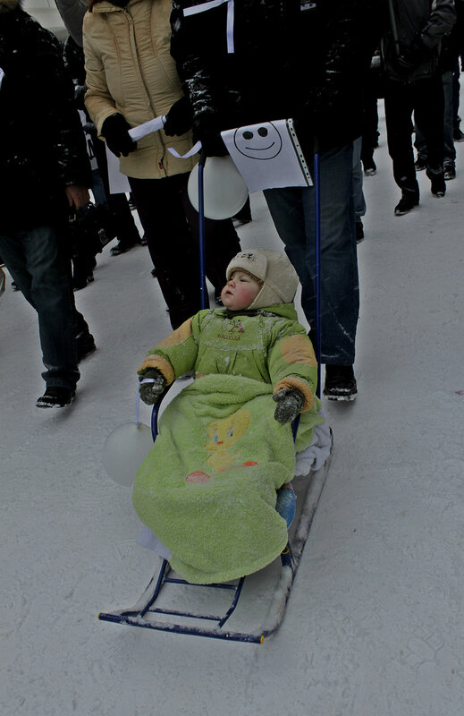 На митинг вышли вместе с детьми, Саратов, проспект Кирова, 26 февраля 2012 года