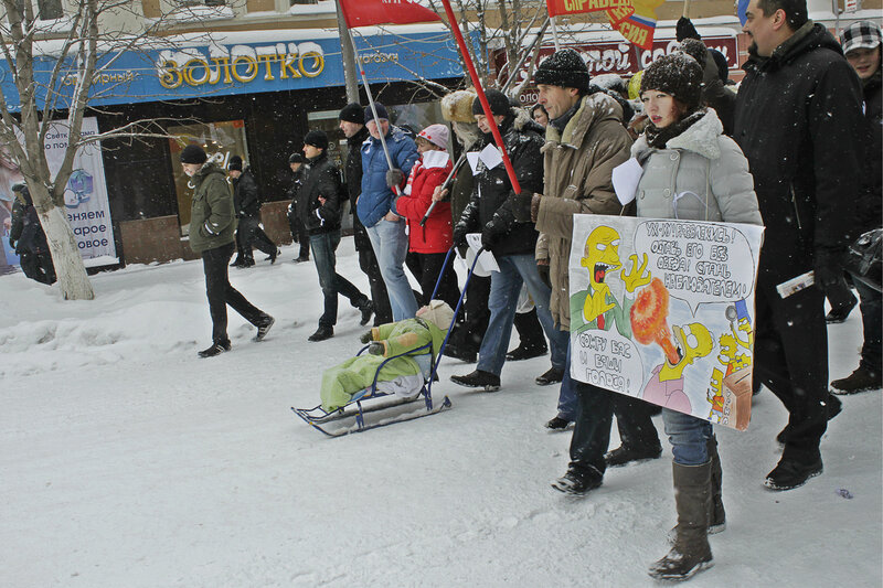 На митинг вышли вместе с детьми, Саратов, проспект Кирова, 26 февраля 2012 года