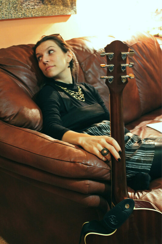 Девушка с гитарой, Саратов, рыжая квартира, 25 марта 2012 года