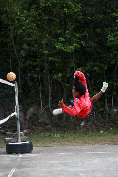 Тайский футбол (тайбол, футволей), как волейбол и кунг фу