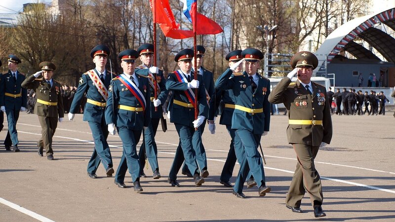Парад на Театральной площади в Кирове