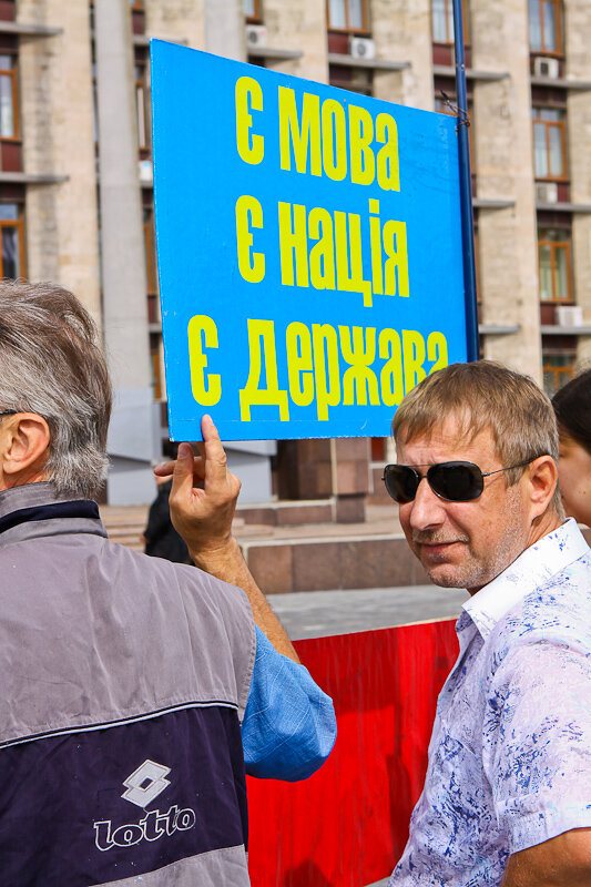В Донецке депутатов просили заняться делом, а не языком 
