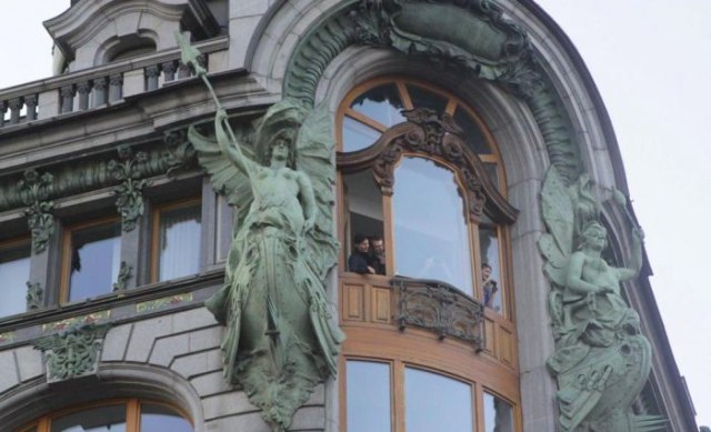 Павел Дуров заставил толпу драться за деньги под окнами своего офиса 