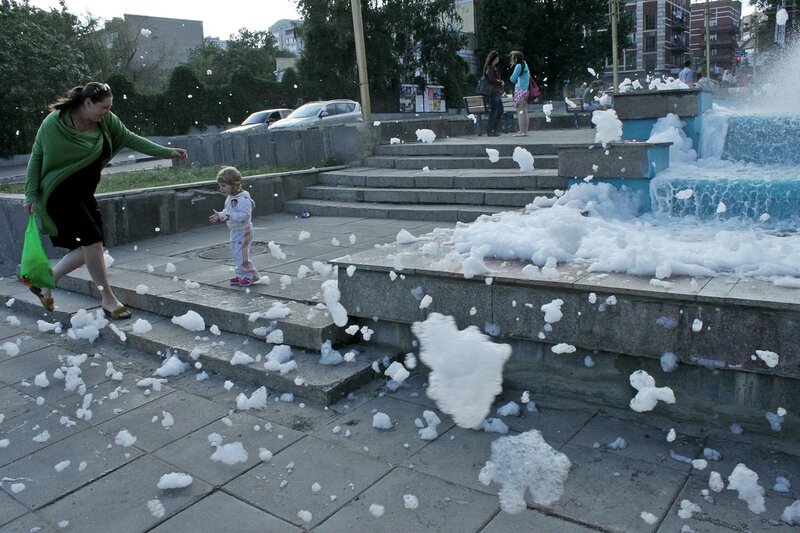 Пена в фонтане, Саратов, 27 мая 2012 года