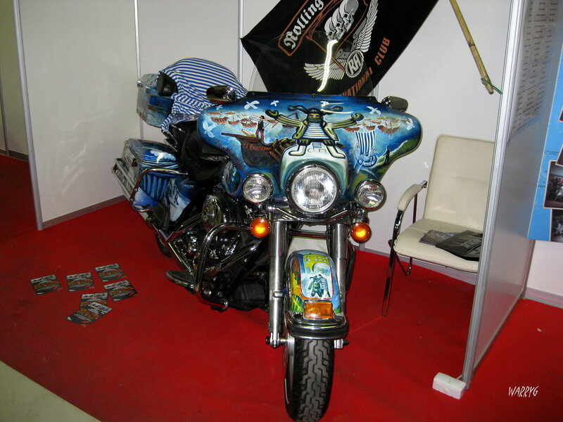 Мотоцикл с забавной аэрографией на стенде мотоклуба «Rolling Anarchy MCC».