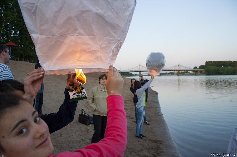 В Международный день пропавших детей над Тверью в небо поднялись  светящиеся фонари