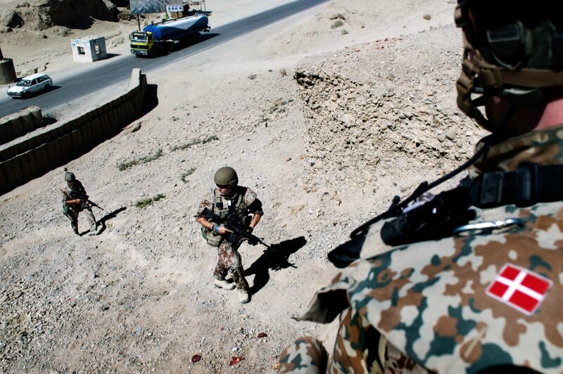 Afghanistan.<br />Highway one er den vigtigste vej i Afganistan og har været plaget af mange IEDs (vejsidebomber).<br />Danske soldater på vej op af bakken mod checkpoint 4.1 der ligger tæt ved Helmand-floden.