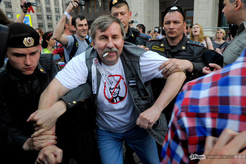 Протест против  нового 'закона о митингах' возле Кремля в Москве, Манежная площадь,  6 июня 2012 года
