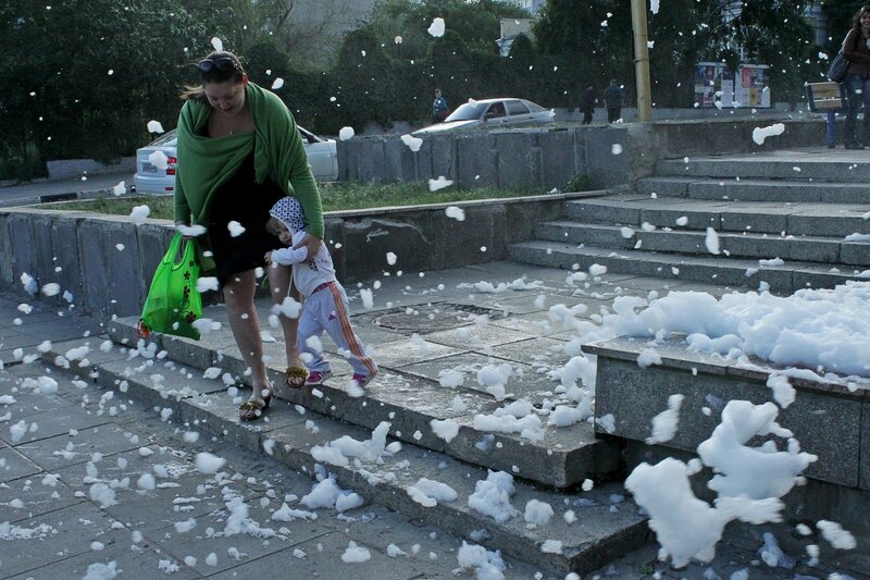 Пена в фонтане, Саратов, 27 мая 2012 года