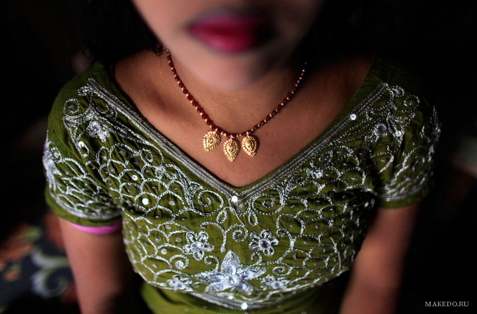 16-летняя Майя работает проституткой в борделе Тангайла, Бангладеш. . Обсл