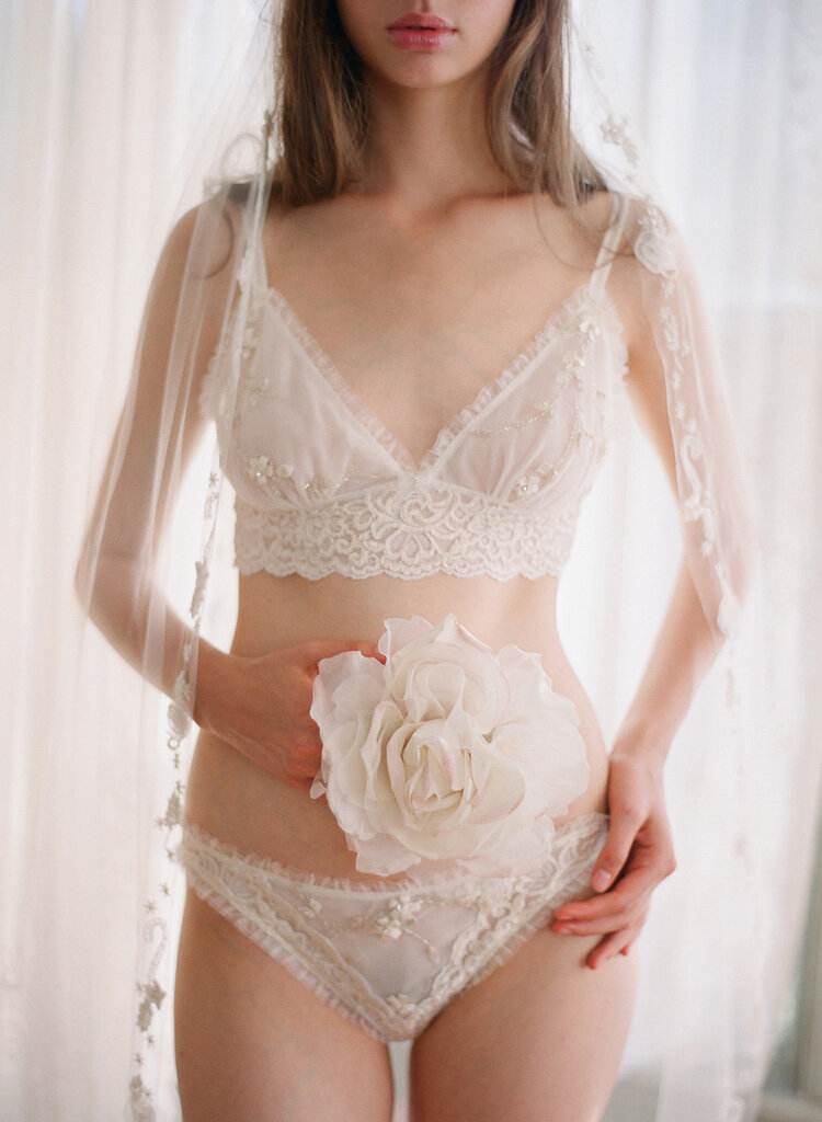 Симпатичная невеста в белом белье