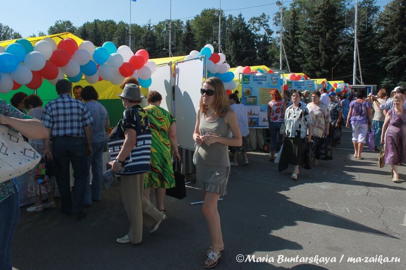 Ярмарка 'по ценам производителей', Саратов, презентация трёх районов области, Театральная площадь, 14 июля 2012 года