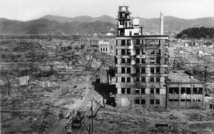 На этом фото японского города Хиросима виден каркас здания, стоящий среди руин 8 августа 1945 года. (AP Photo/Mitsugi Kishida)