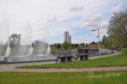 Минск.  Прогулочная  зона  с  фонтанами  около  Национальной библиотеки.