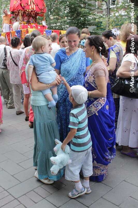На Ратха-ятру приходили с детьми, Саратов, 01 июля 2012 года