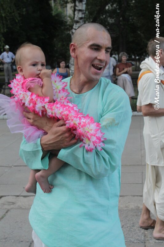 На Ратха-ятру приходили с детьми, Саратов, 01 июля 2012 года