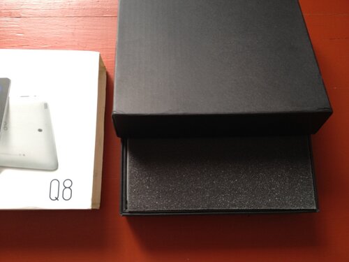 Оболочка с полиграфией снимается, обнажая плотную черную коробкус планшетом SmartQ Q8