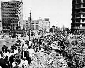 Владельцы магазинов, разрушенных в результате взрыва ядерной бомбы, продают свой товар на тротуарах в районе Ginza города Нагасаки, который сравнивали с нью-йоркской Пятой авеню, 30 сентября 1945 года. (AP Photo/ACME)