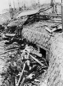 На этом фото, сделанном 1 сентября 1945 года, запечатлен трамвай (вверху в центре) и его мертвые пассажиры, которые лежат рядом в траншее после взрыва бомбы над Нагасаки 9 августа. (AP Photo/U.S. Army Signal Corps)