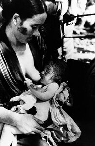 Мать и ребёнок пытаются жить дальше. Фото сделано 10 августа 1945 года, на следующий день после того, как на Нагасаки, Япония, была сброшена бомба. (AP Photo/United Nations)