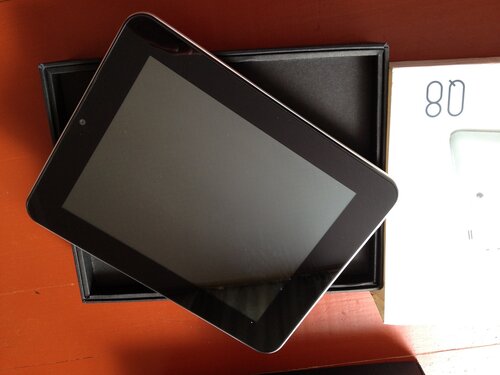 SmartQ Q8 собственной персоной, на фото, если не знать размеров, не отличить от iPad