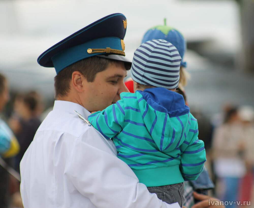 Фото отцы и дети на празднике 100-летия ВВС в Мигалово