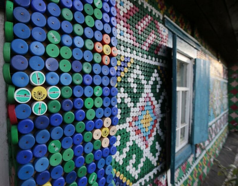 Пенсионерка Ольга Костина украсила свой дом 30 000 крышками от бутылок