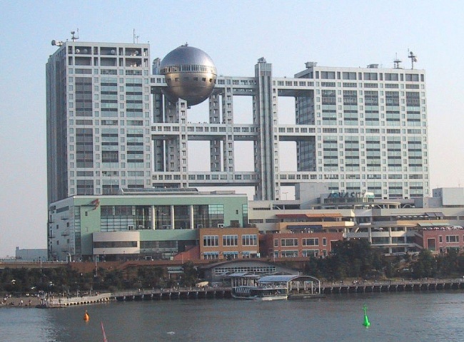 Здание Fuji TV в Японии.