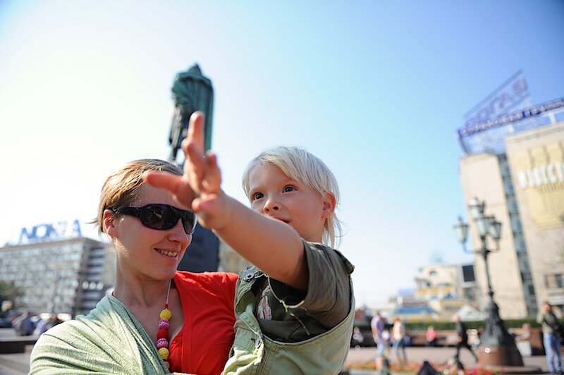 Флешмоб слингомам, Москва, Пушкинская площадь, 12 сентября 2012 года
