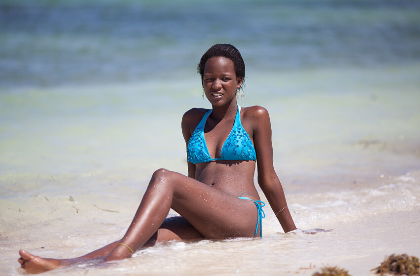 Негритянка в купальнике возле океана