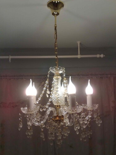 Фото 11. Через некоторое время лампы в люстре были заменены. Лампы в форме свечи выглядят гораздо лучше обыкновенных компактных люминесцентных («энергосберегающих») ламп.