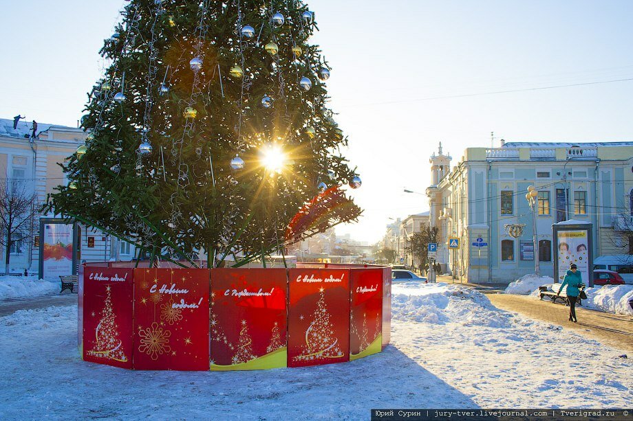 В центре Твери Снегурочки дарили прохожим поздравления с наступающим Новым годом и сладости