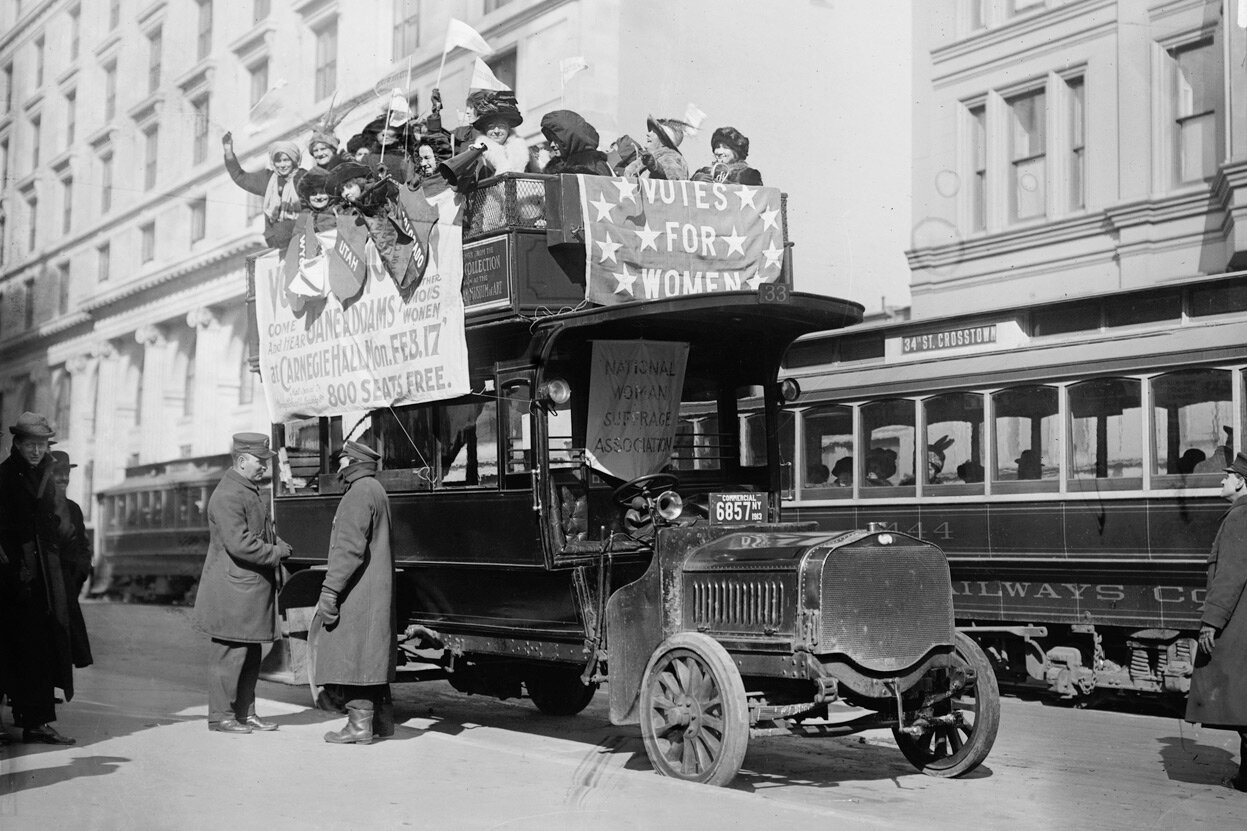 Суфражистки едут на автобусе в Нью-Йорке в рамках парада за женское избирательное право. 3 марта 1913 г.