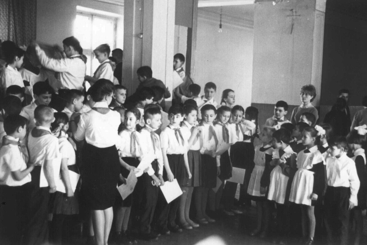 1960-ые годы. Пионеры на линейке получают табели