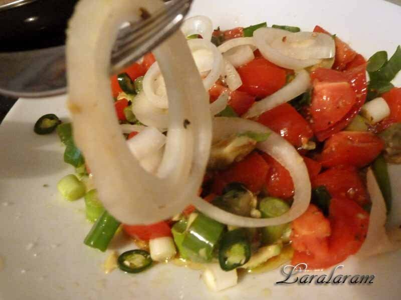 Маринованный лук в салате