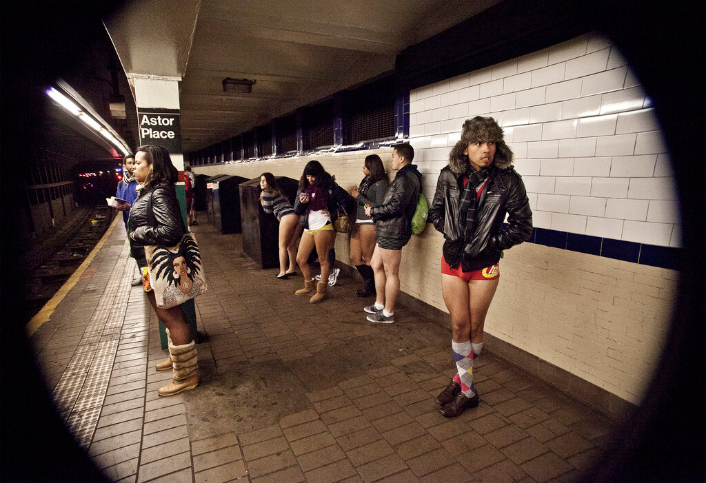 В метро без штанов, на второй фотке Акунин 